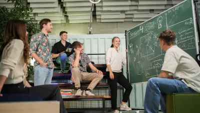 Eine Gruppe junge Menschen während einer Lerneinheit