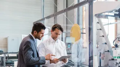 Zwei Vertriebskollegen in einem Meeting