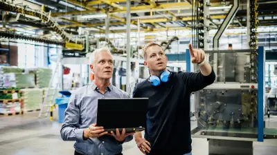 zwei Techniker im Gespräch