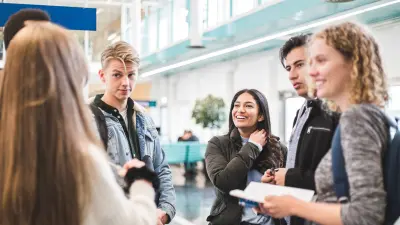 Studenten im Gespräch